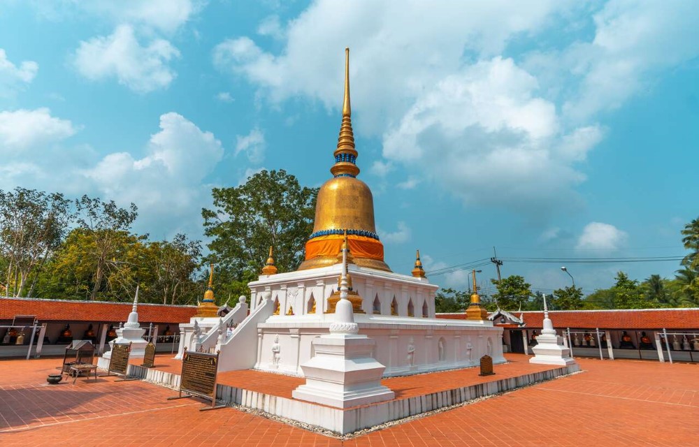 Wat Phra Borommathat Sawi