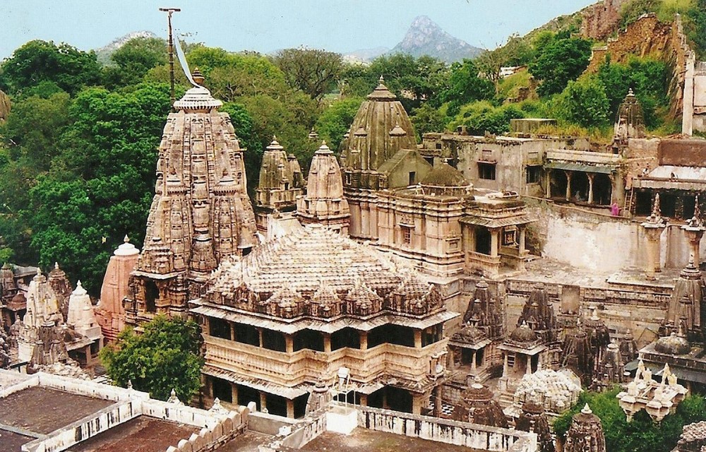Hotel Red Regency at Eklinjgi Temple